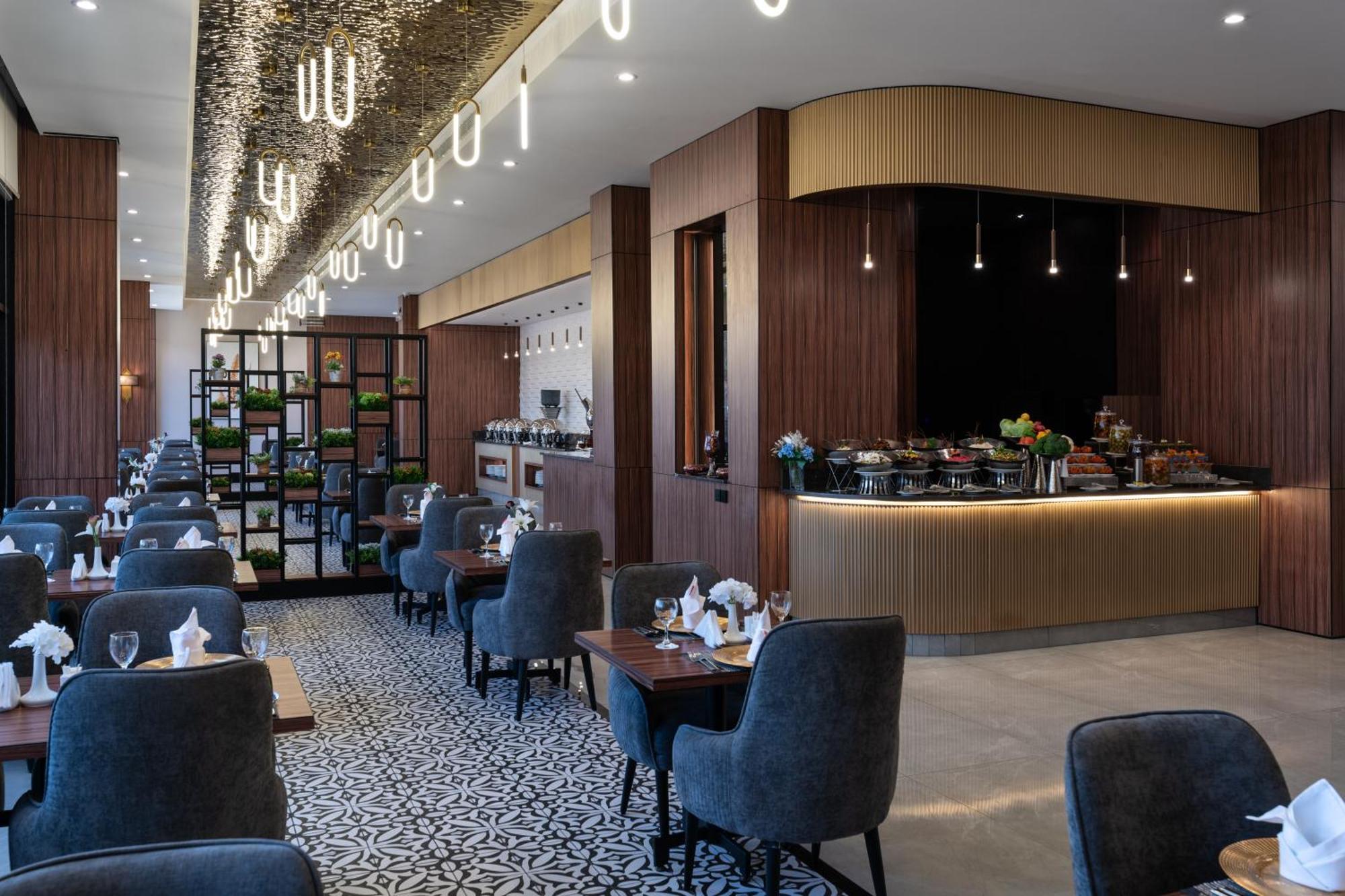 Warwick Al Jubail Hotel Buitenkant foto