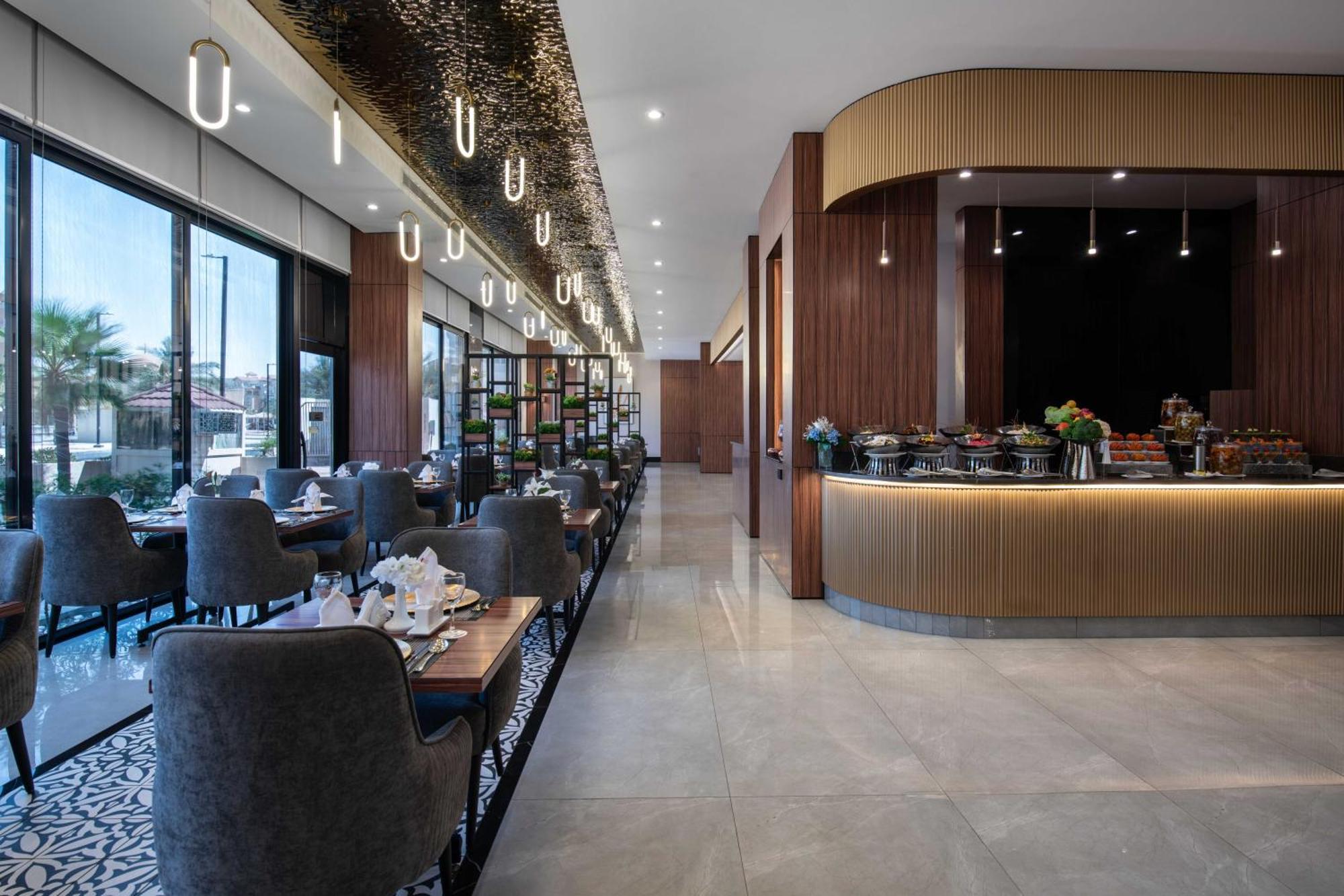 Warwick Al Jubail Hotel Buitenkant foto