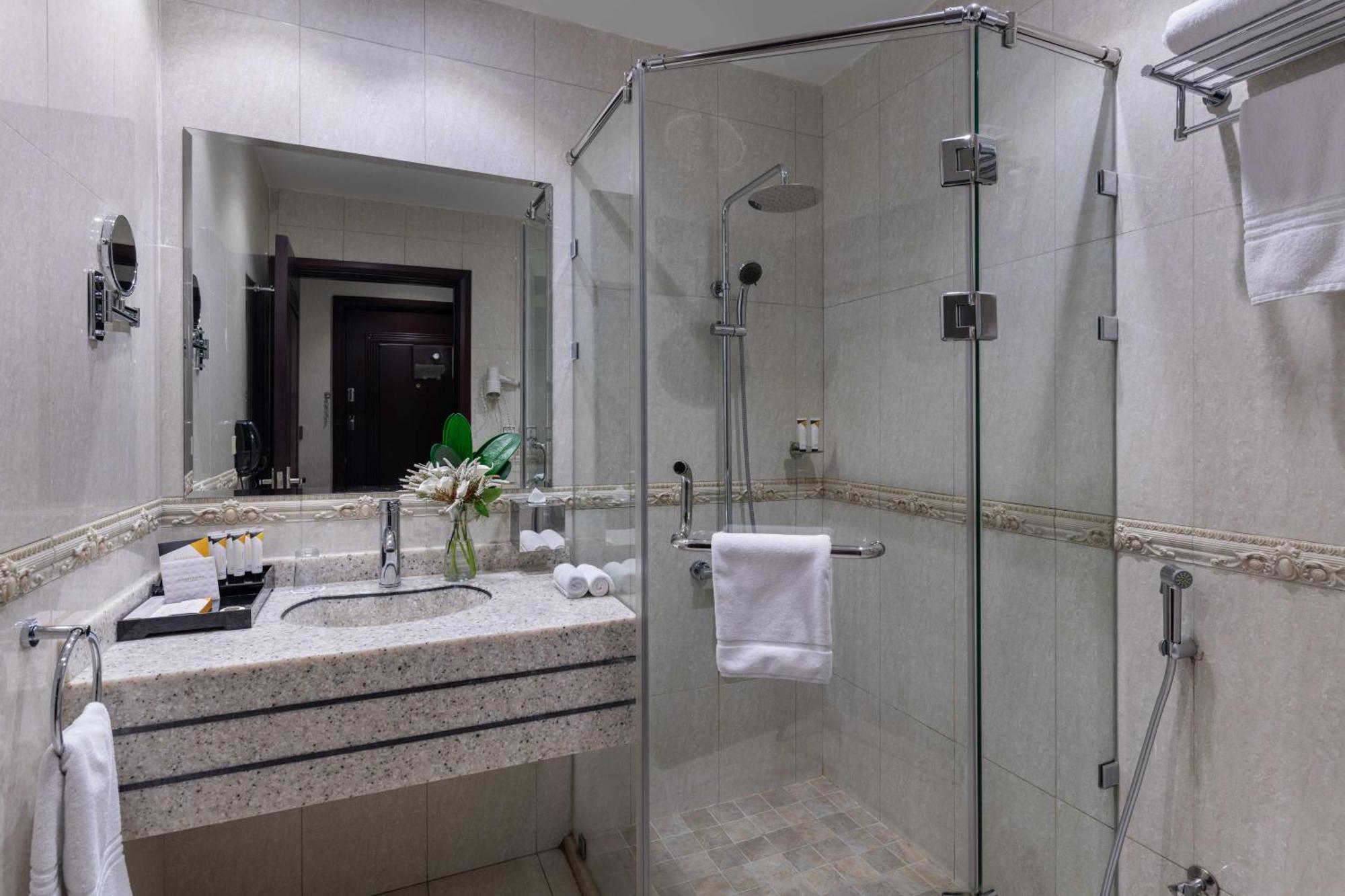 Warwick Al Jubail Hotel Buitenkant foto