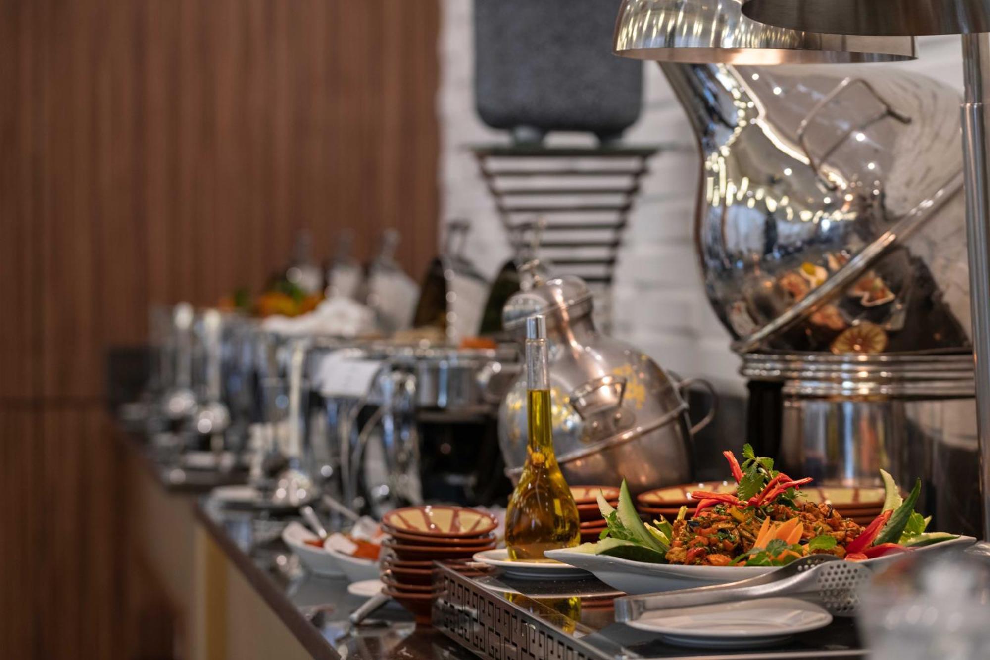 Warwick Al Jubail Hotel Buitenkant foto