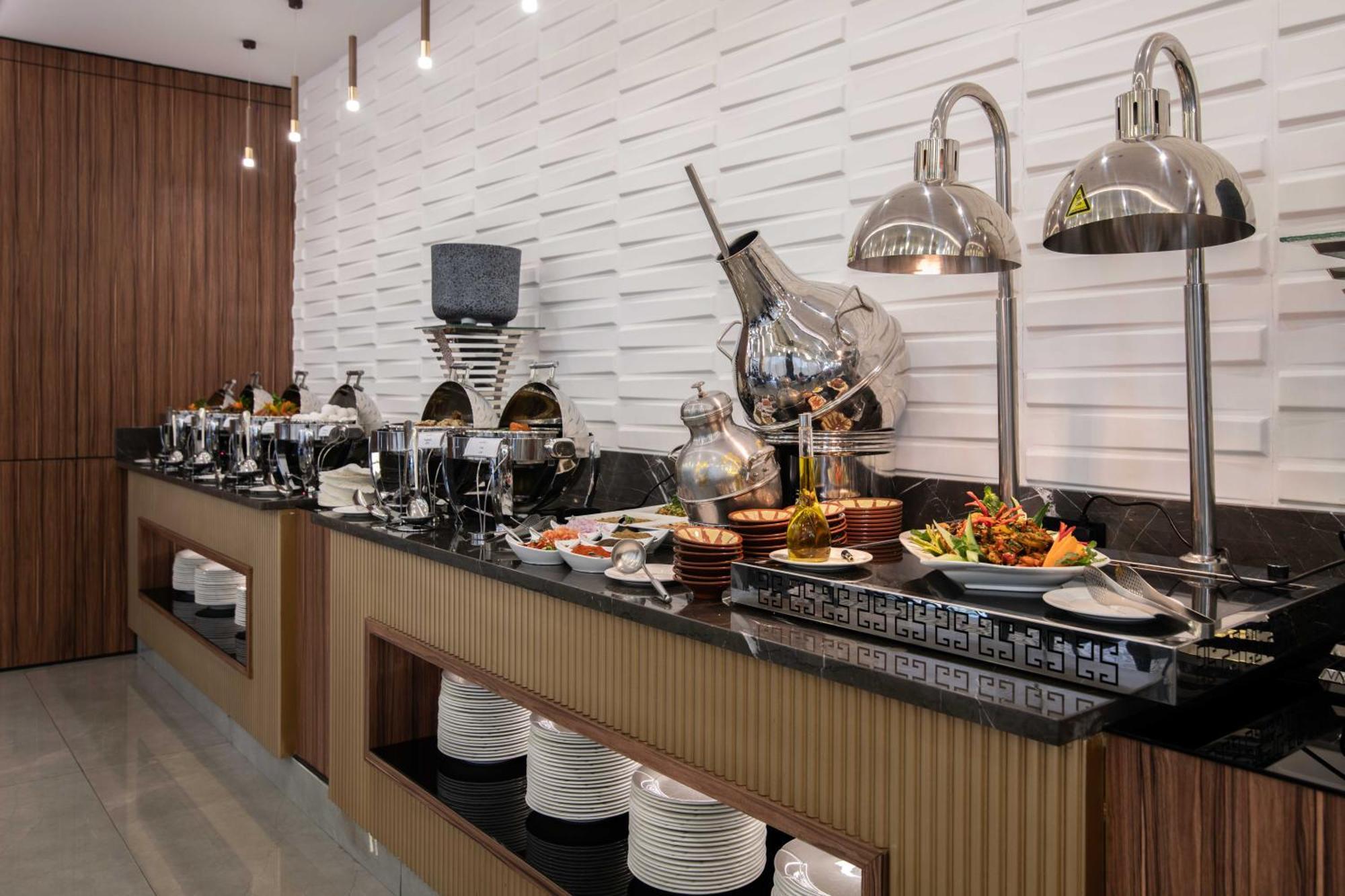 Warwick Al Jubail Hotel Buitenkant foto