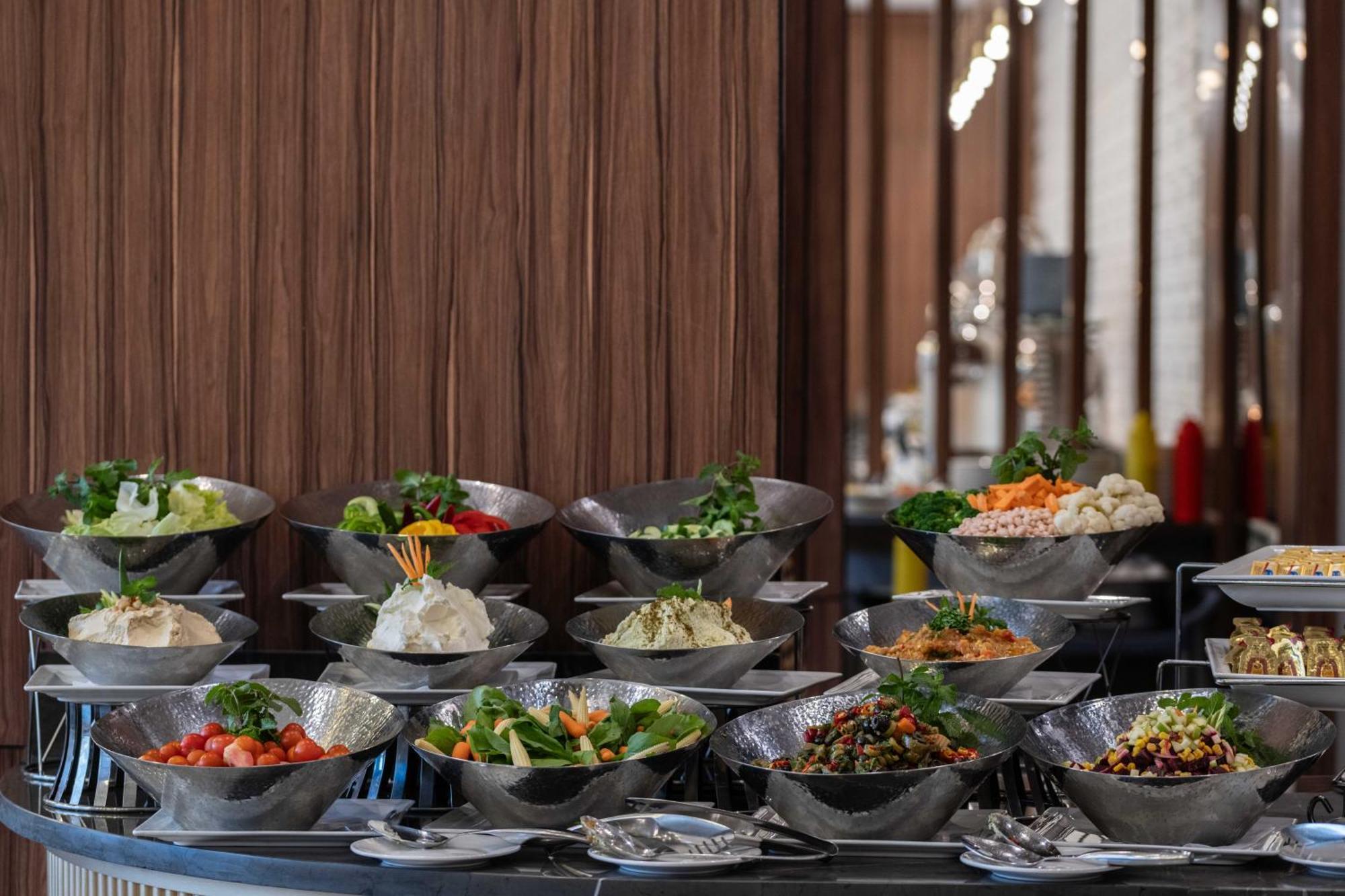 Warwick Al Jubail Hotel Buitenkant foto